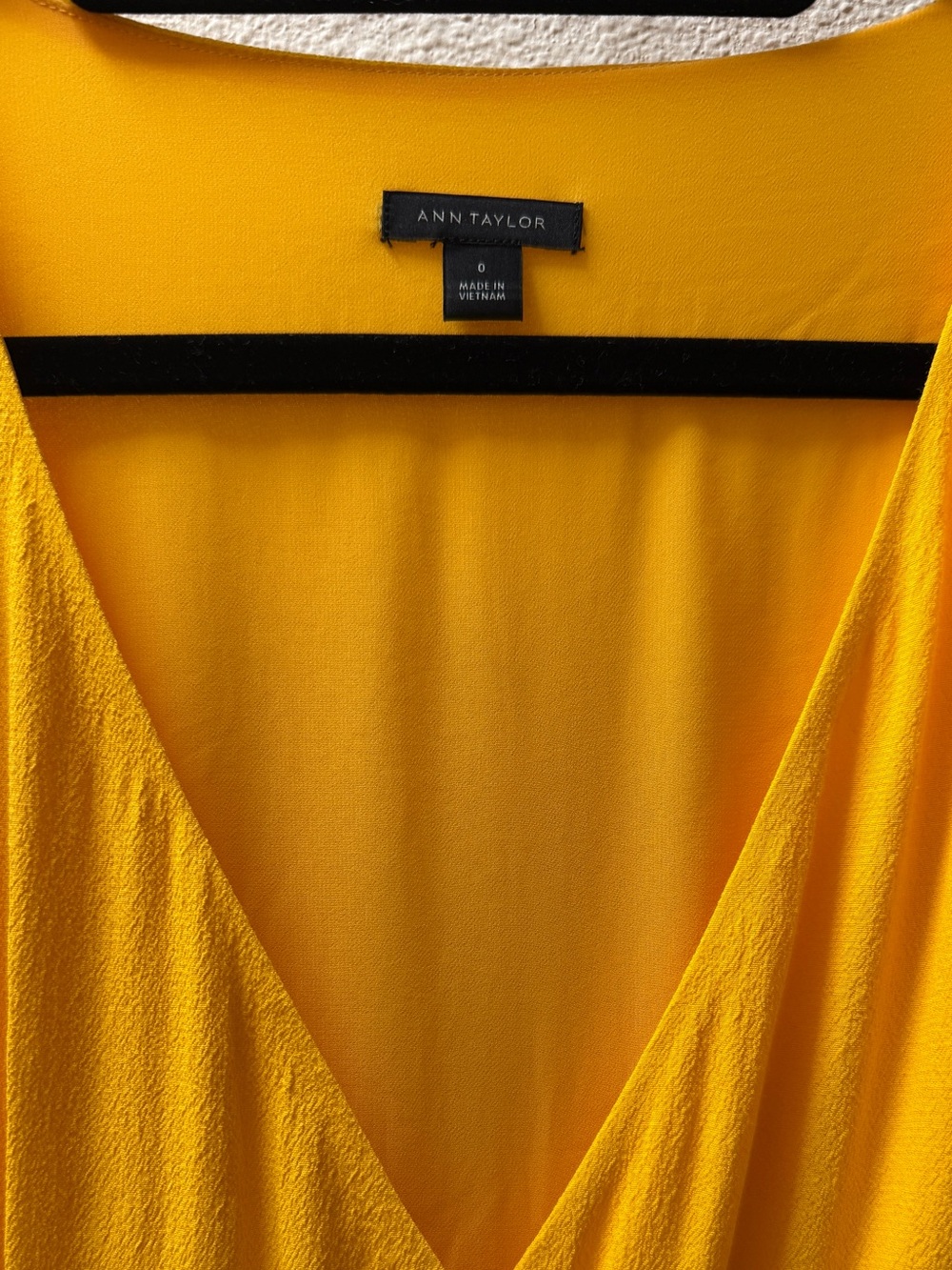 NWOT Ann Taylor Yellow Viscose Wrap Midi Dress Flutter Sleeve Size 0 Boho Luxe - Picture 3 of 9